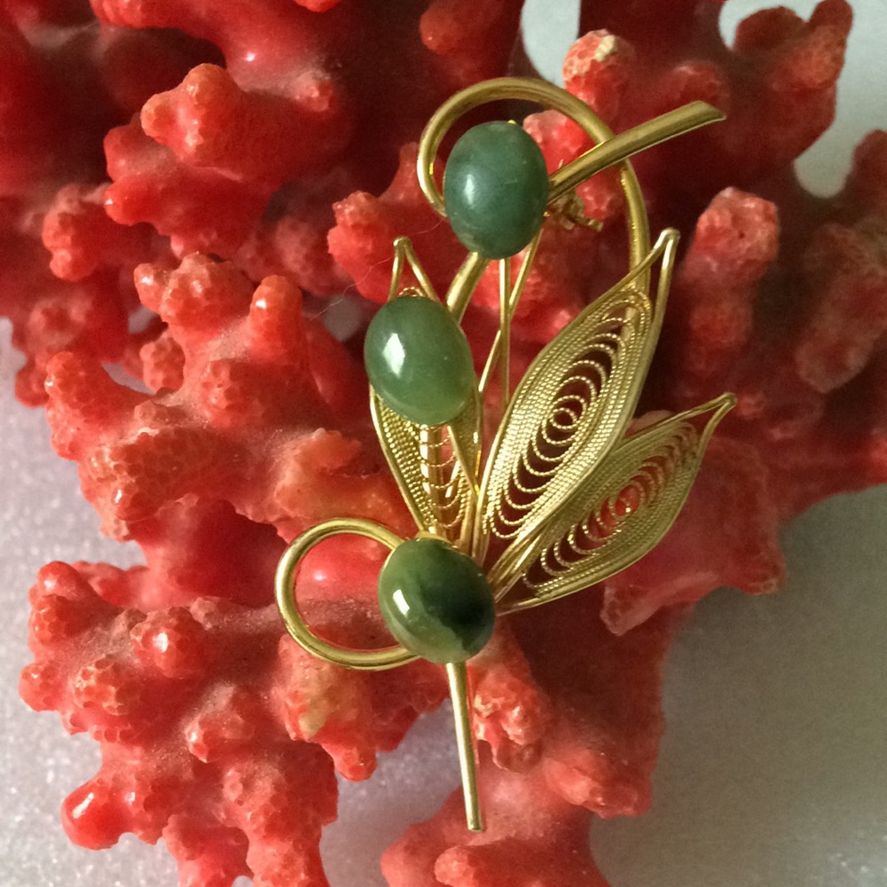 Vintage jade gold brooch